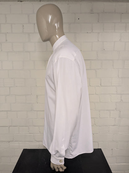 La camisa Two Acres con botones ocultos más grandes. Agricultores - agricultores - cuello corto. De color blanco. Talla 2XL / XXL.