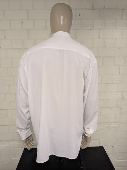 La camisa Two Acres con botones ocultos más grandes. Agricultores - agricultores - cuello corto. De color blanco. Talla 2XL / XXL.