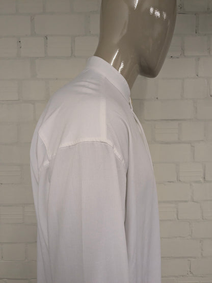 La camisa Two Acres con botones ocultos más grandes. Agricultores - agricultores - cuello corto. De color blanco. Talla 2XL / XXL.