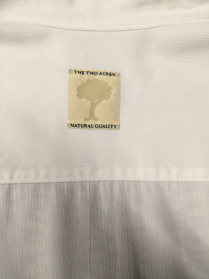 La camisa Two Acres con botones ocultos más grandes. Agricultores - agricultores - cuello corto. De color blanco. Talla 2XL / XXL.
