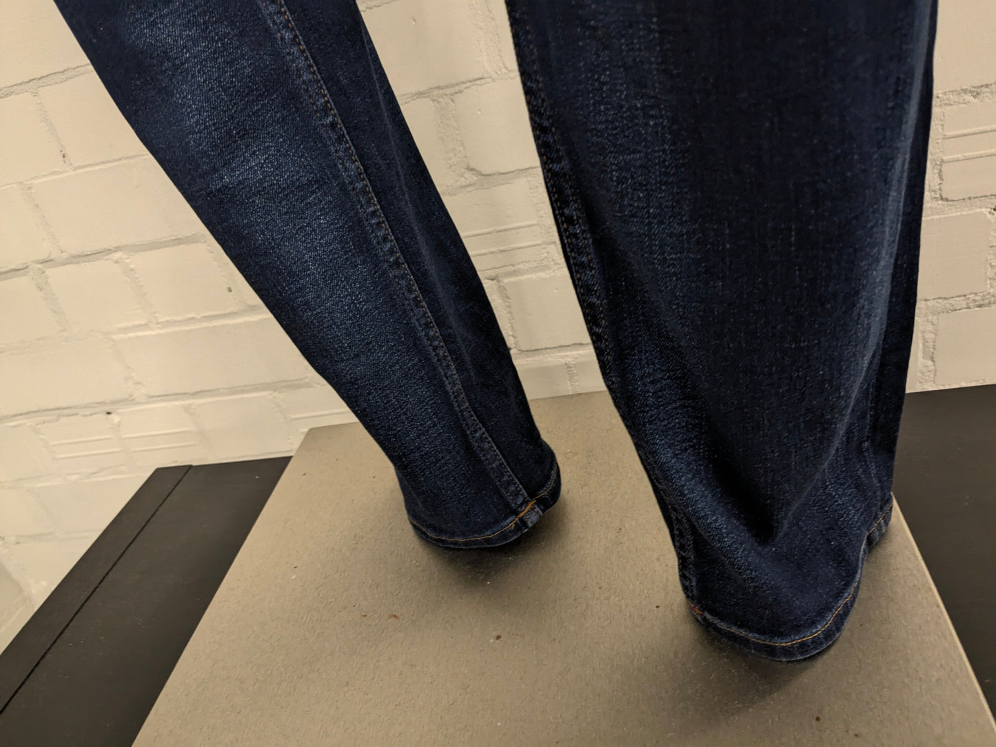 Tommy Hilfiger jeans. TH Flex. Dark Blue colored. Size W36 - L36. Houston stretch.