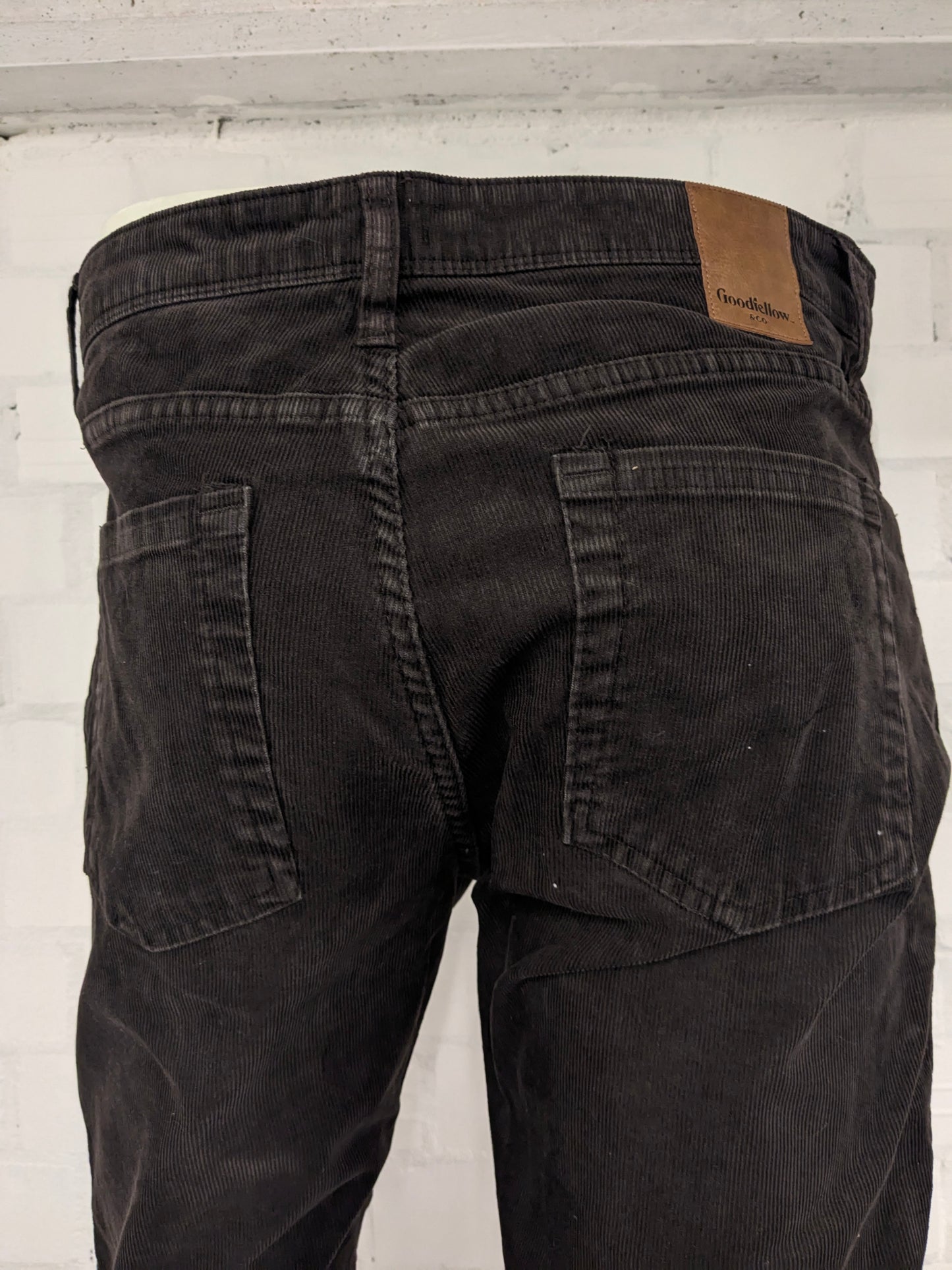 Good Fellow ribbed trousers. Dark Brown colored. Size W34 - L30. slim fit.