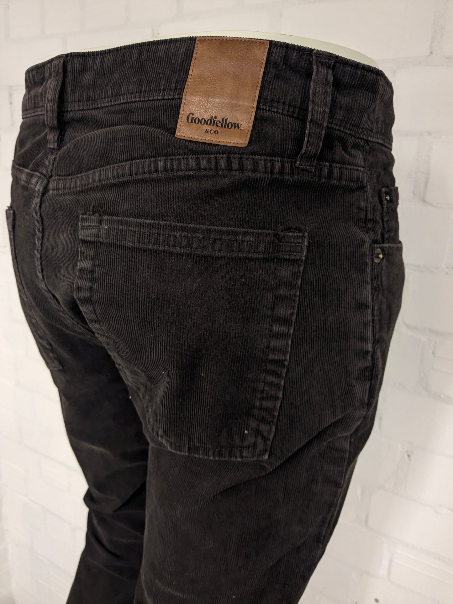 Good Fellow ribbed trousers. Dark Brown colored. Size W34 - L30. slim fit.