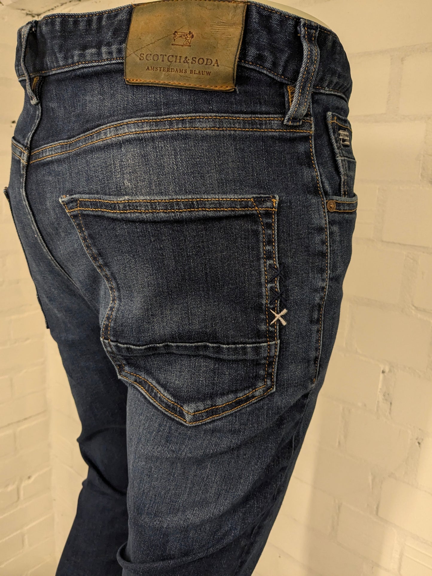 Vaqueros Scotch & Soda. De color azul. Talla W33 - 30. Tipo Ralson. estirar.