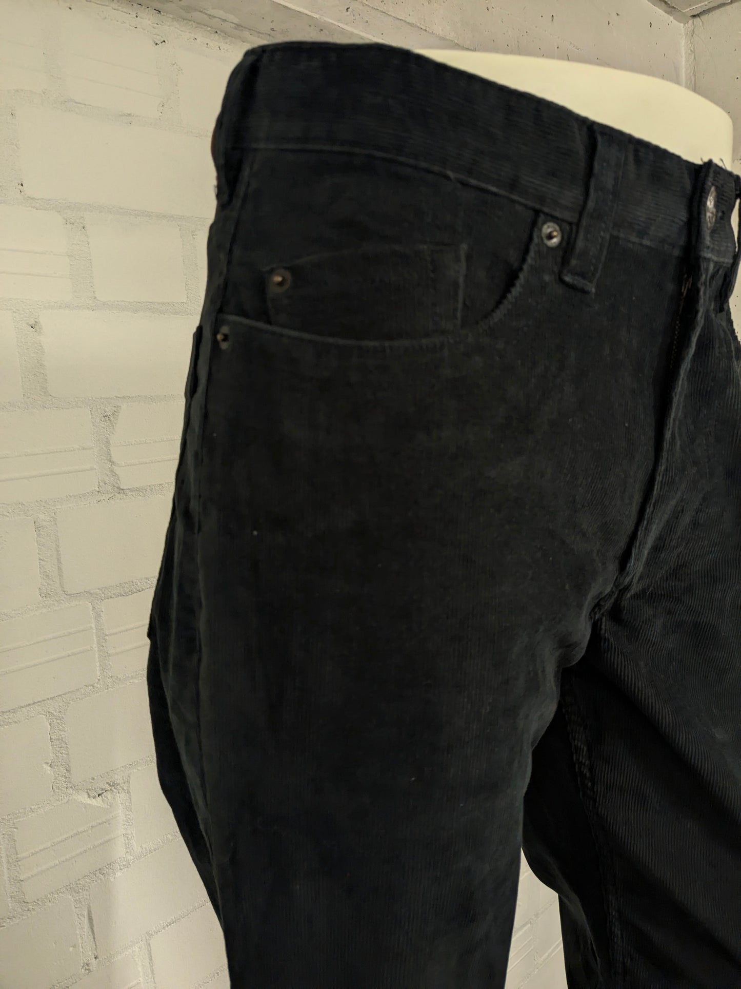 Haggar ribbed trousers. Colored black. Size W32 - L32.