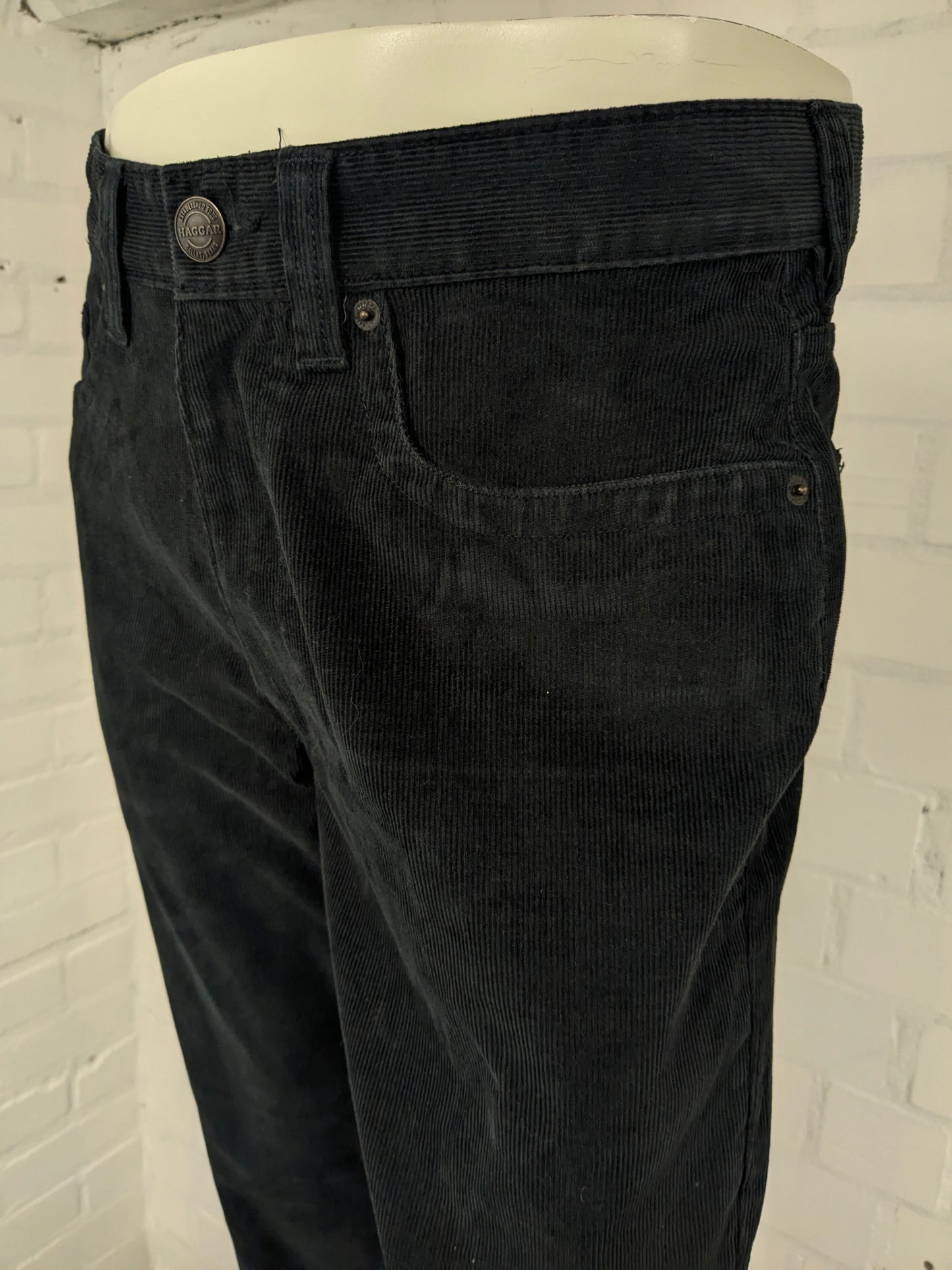 Haggar ribbed trousers. Colored black. Size W32 - L32.
