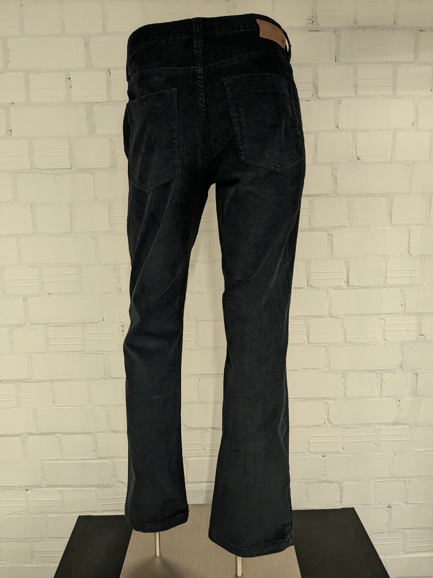 Haggar ribbed trousers. Colored black. Size W32 - L32.