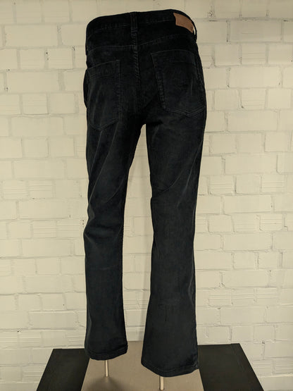 Haggar ribbed trousers. Colored black. Size W32 - L32.
