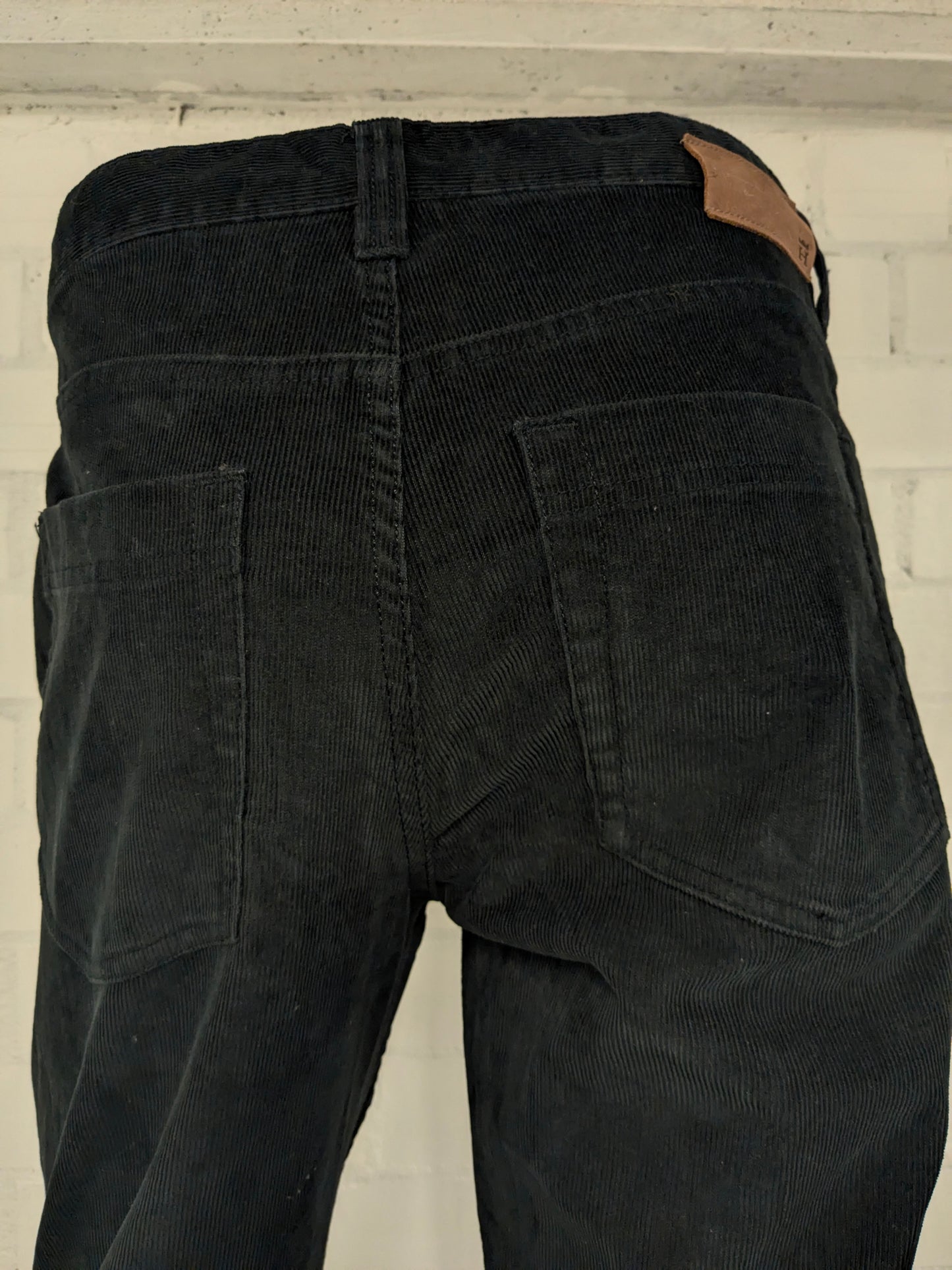 Haggar ribbed trousers. Colored black. Size W32 - L32.