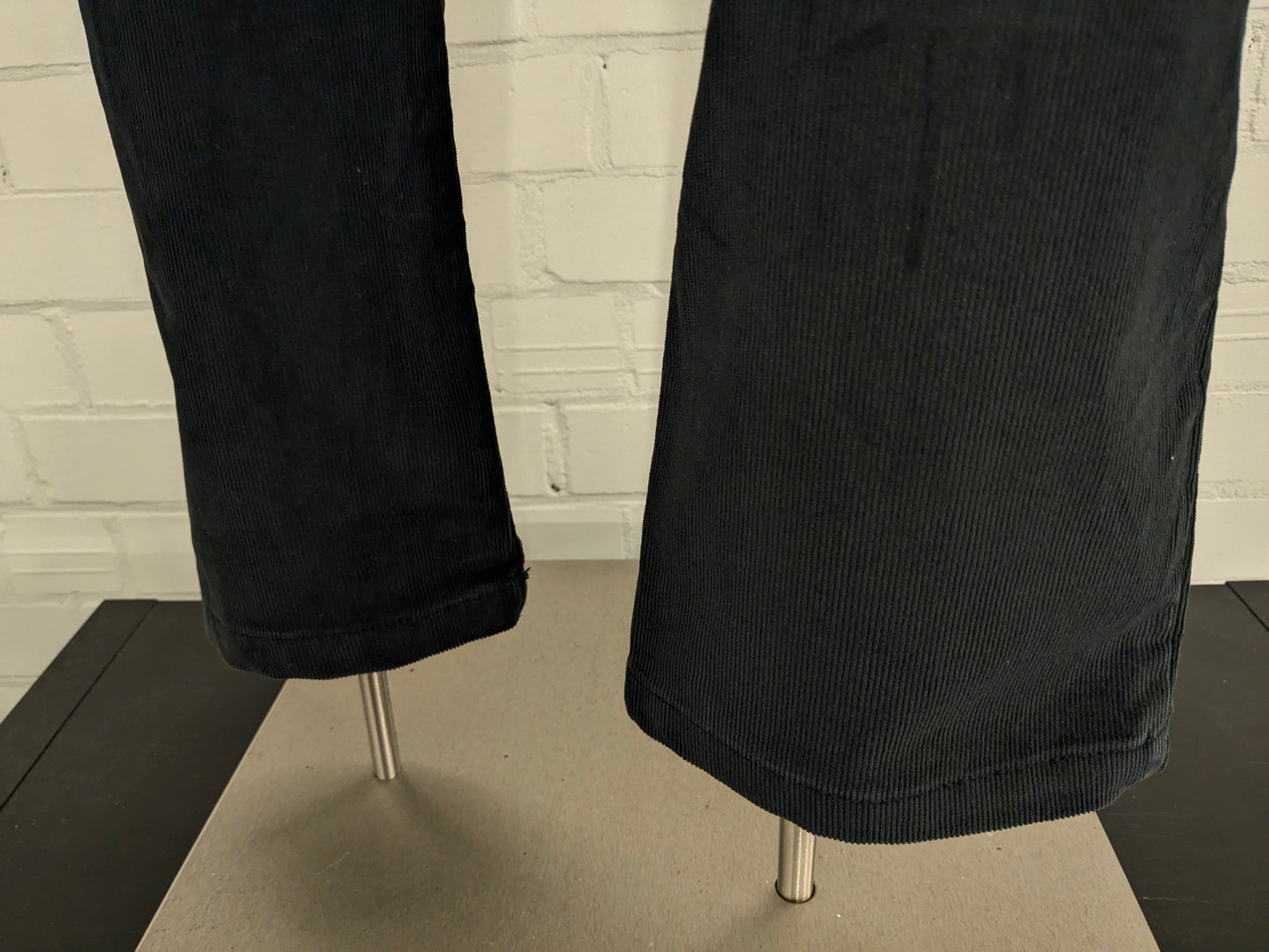 Haggar ribbed trousers. Colored black. Size W32 - L32.