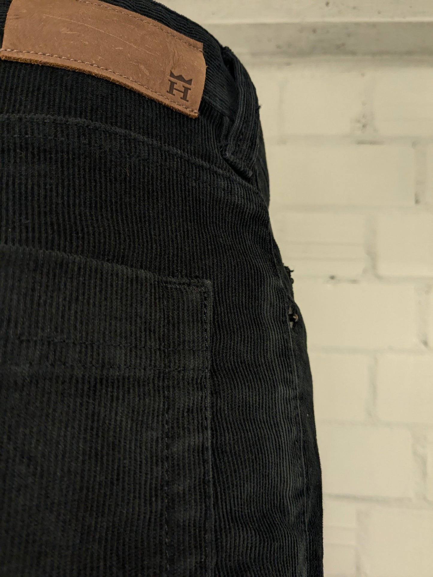 Haggar ribbed trousers. Colored black. Size W32 - L32.