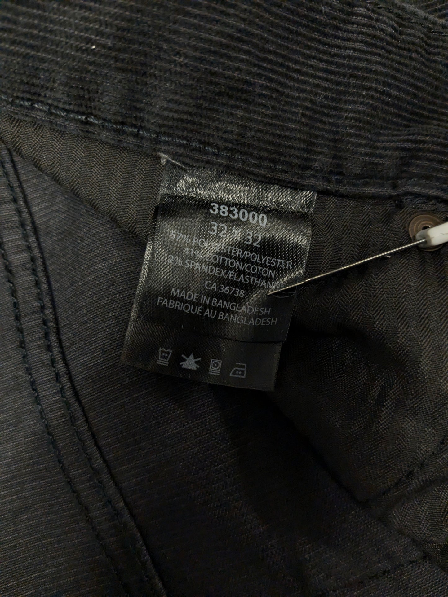 Haggar ribbed trousers. Colored black. Size W32 - L32.