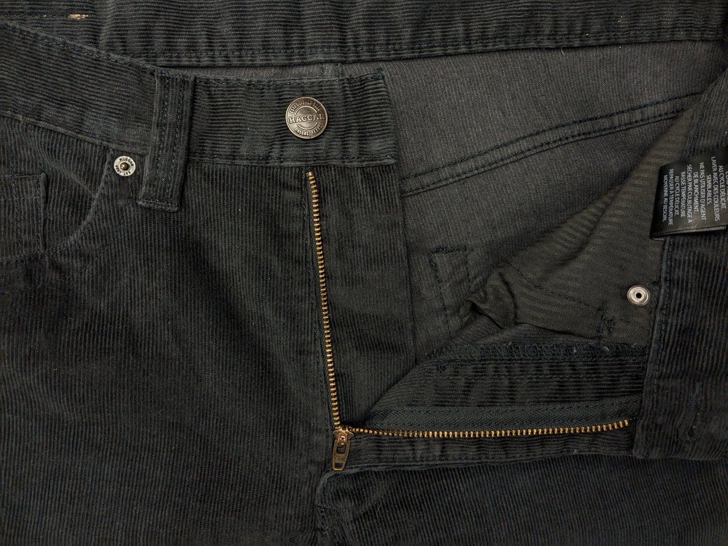 Haggar ribbed trousers. Colored black. Size W32 - L32.