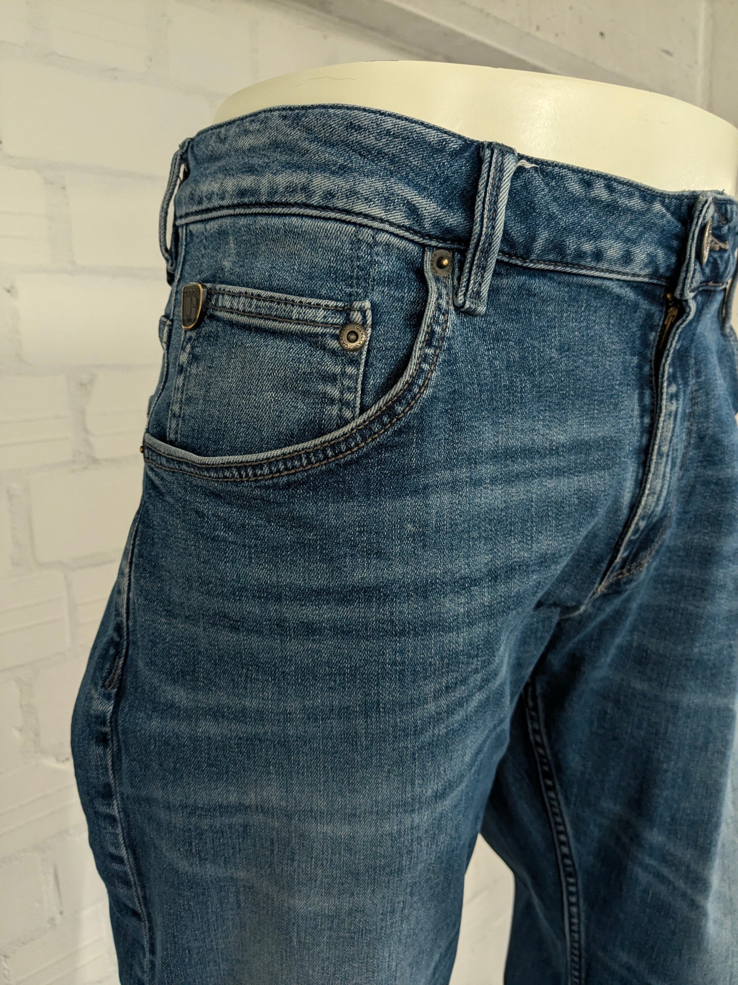 Jean Garcia. Coloré en bleu. type Russo coupe régulière. Taille W38 - L34. extensible.