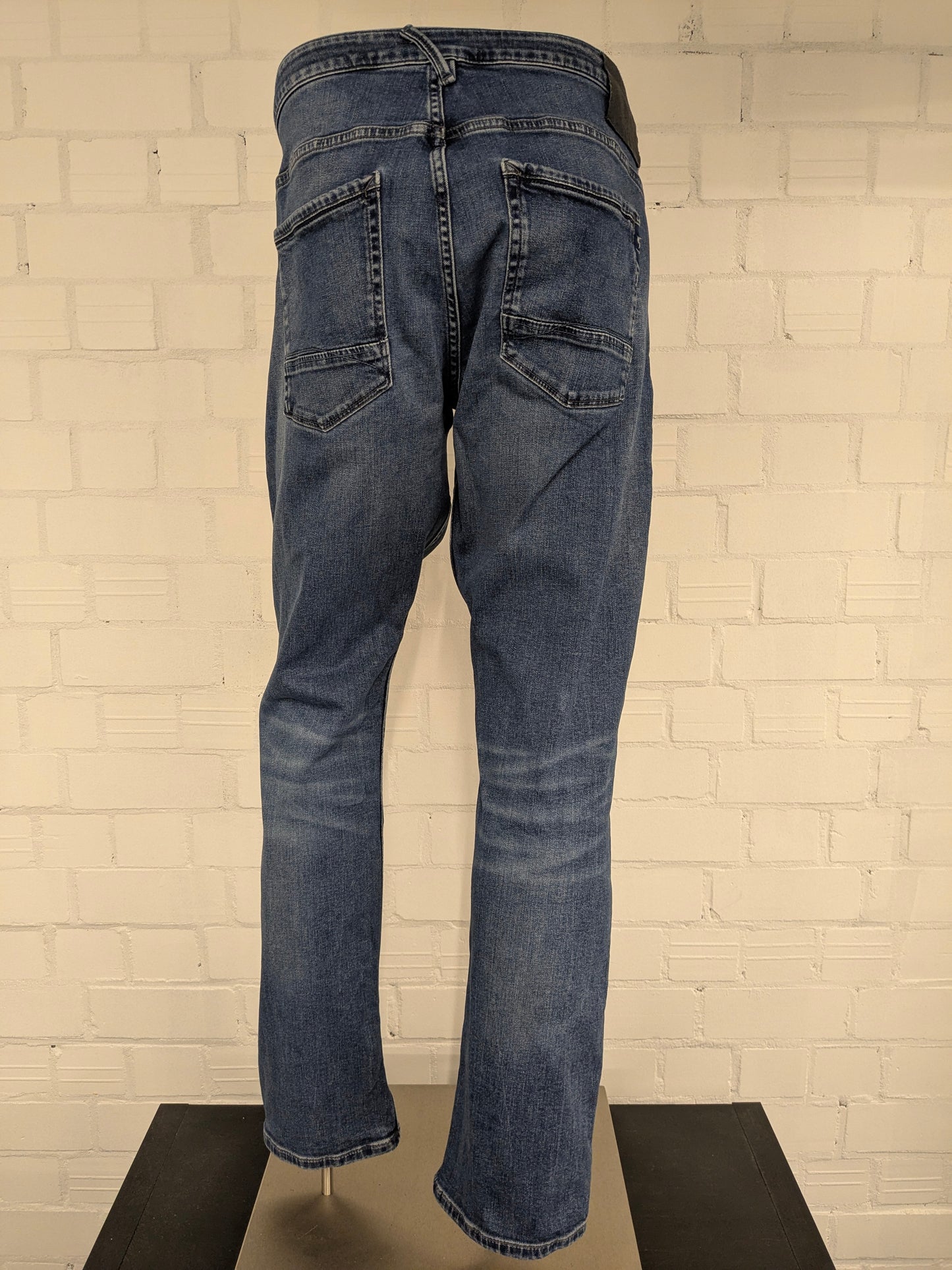 Jean Garcia. Coloré en bleu. type Russo coupe régulière. Taille W38 - L34. extensible.