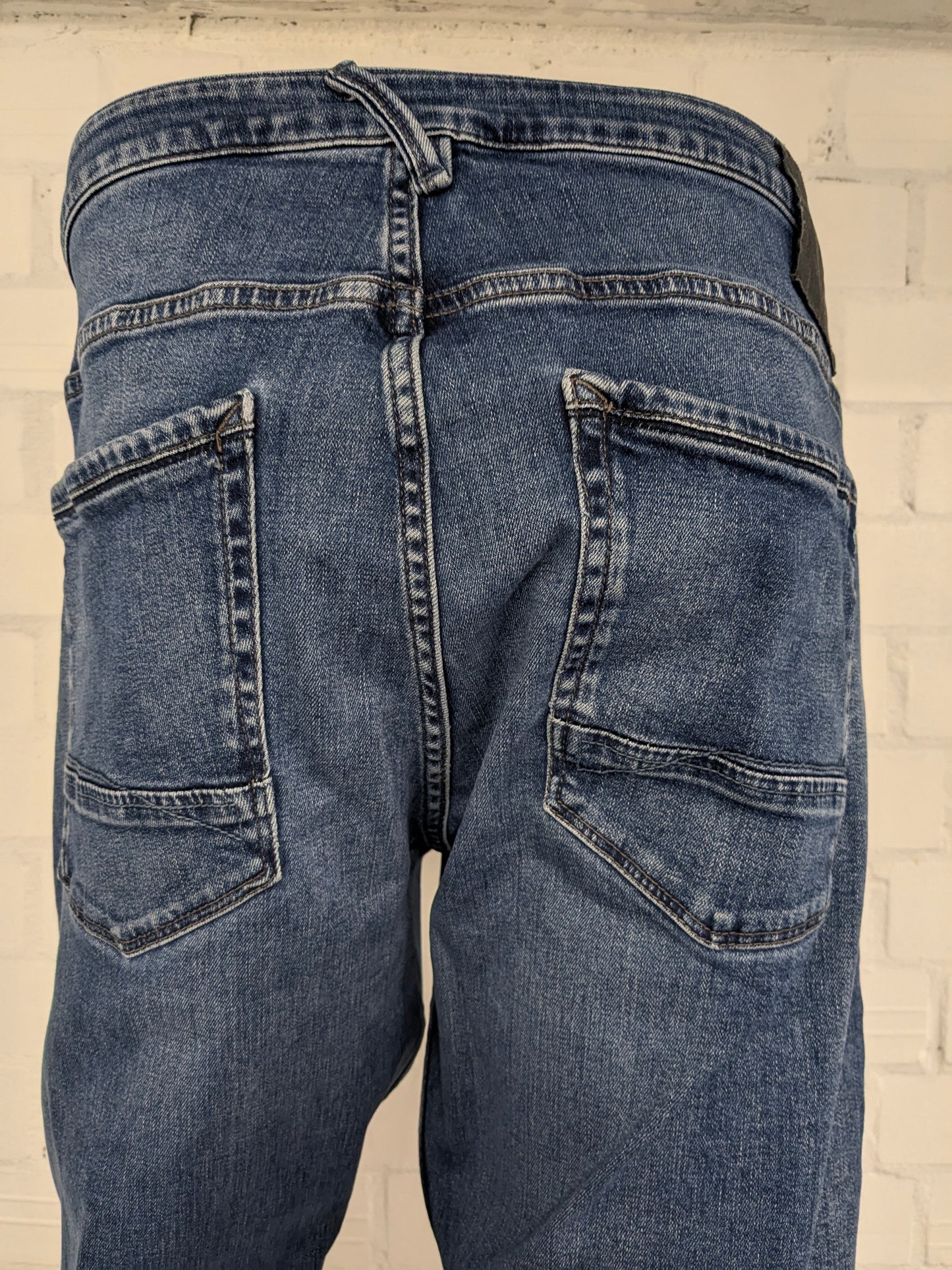 Jean Garcia. Coloré en bleu. type Russo coupe régulière. Taille W38 - L34. extensible.