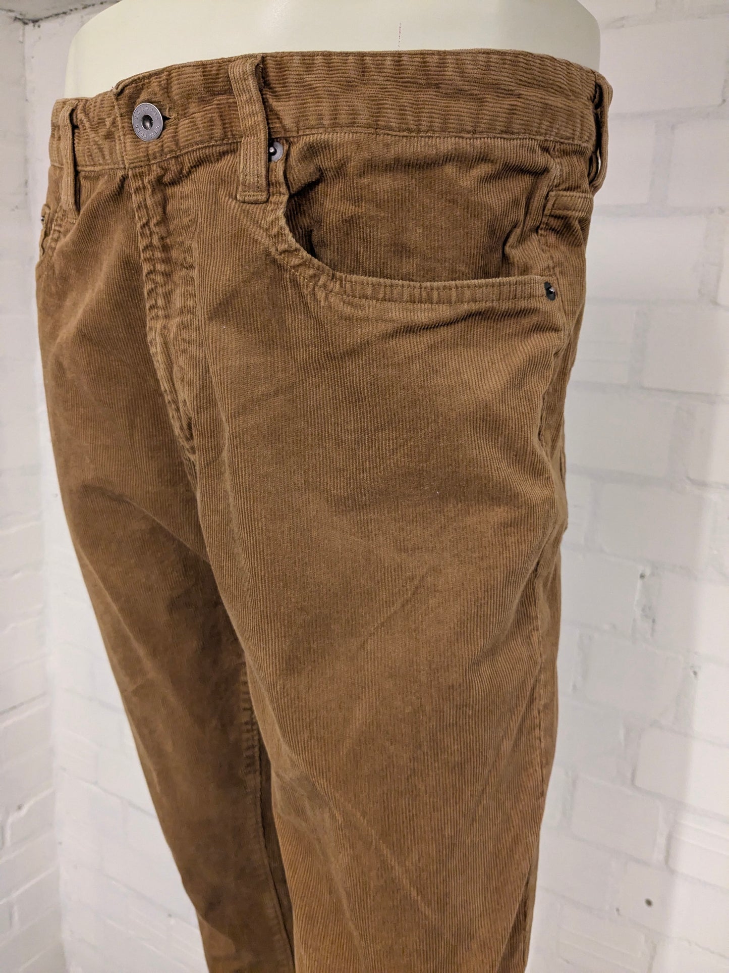 Pantalon côtelé Bonobo. De couleur marron clair. Taille W34 - L32. Tapez sur mesure.