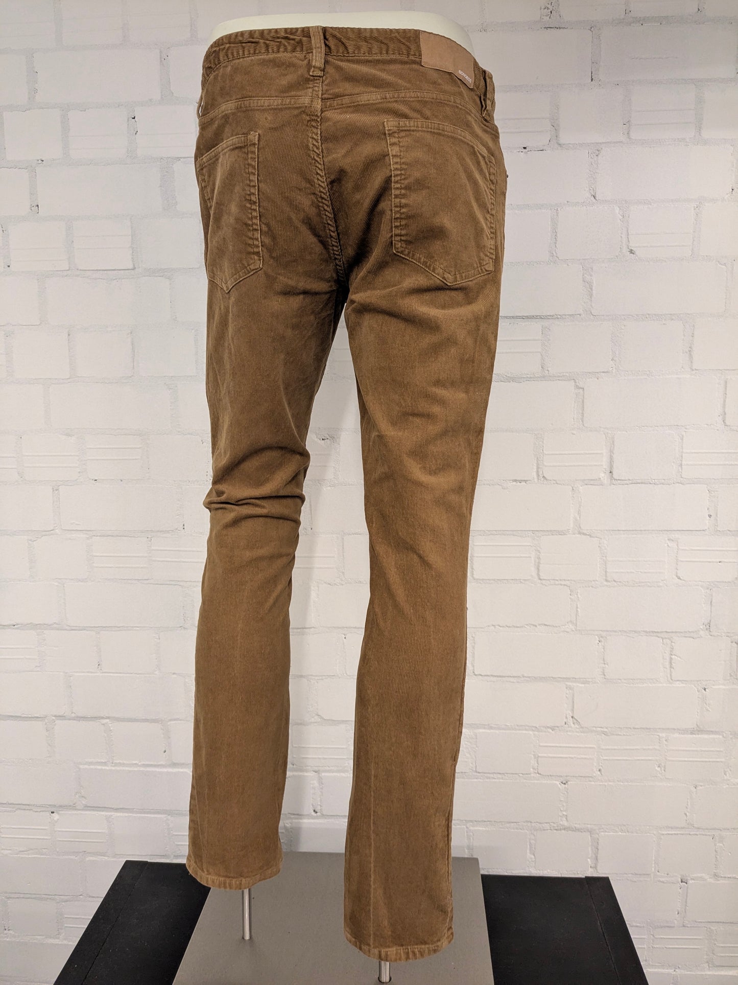 Pantalon côtelé Bonobo. De couleur marron clair. Taille W34 - L32. Tapez sur mesure.