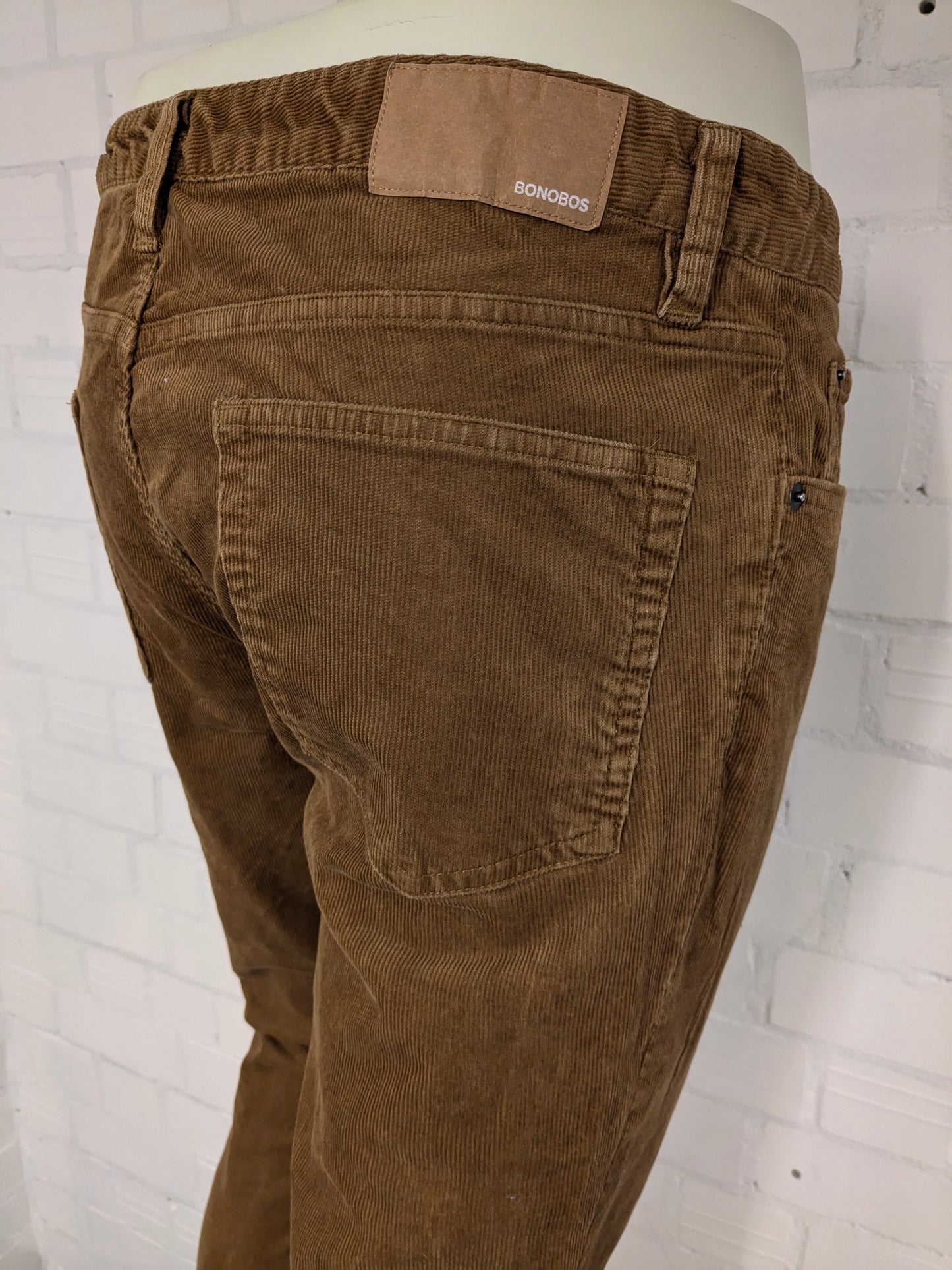 Pantalon côtelé Bonobo. De couleur marron clair. Taille W34 - L32. Tapez sur mesure.