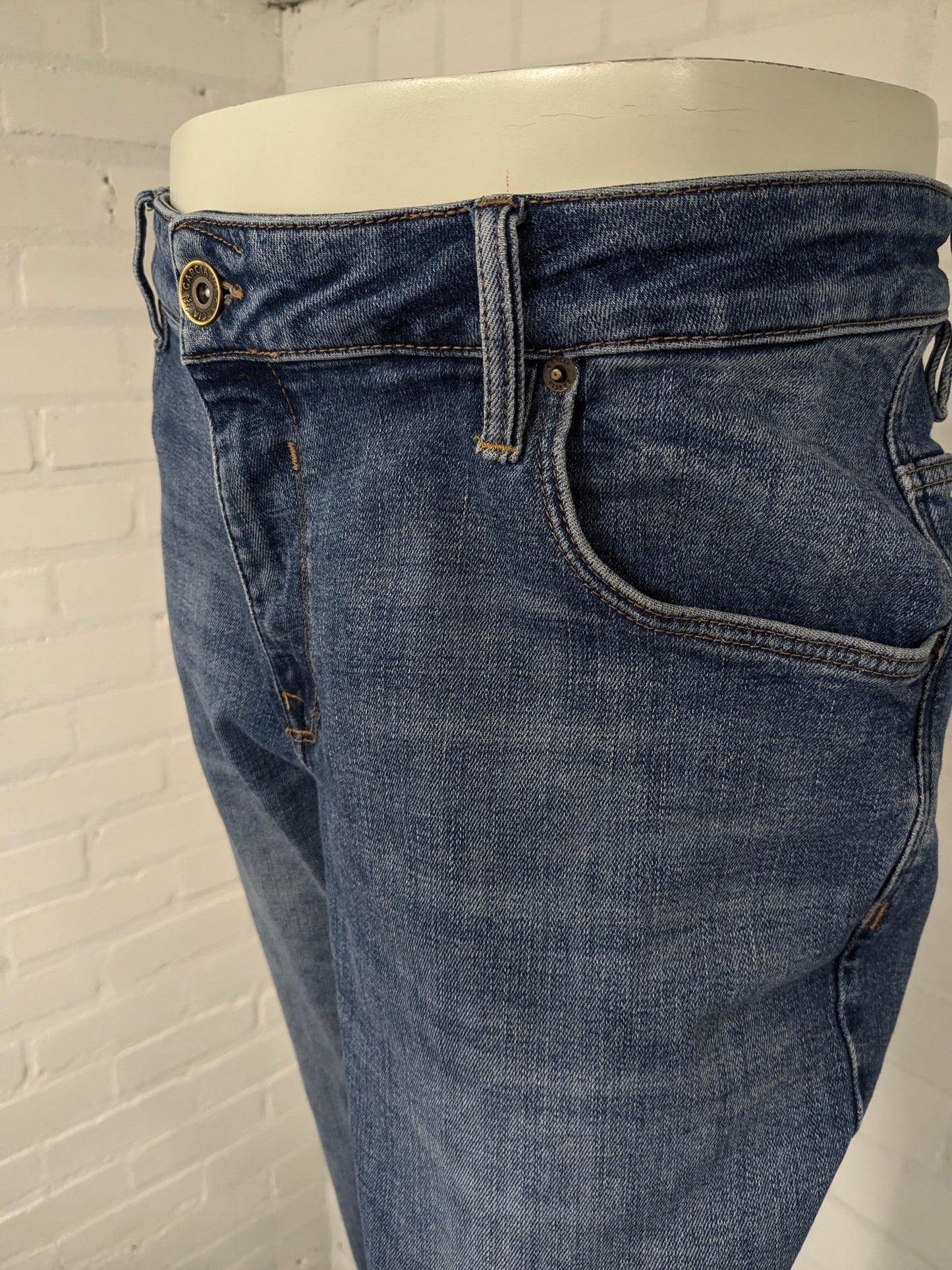 Garcia-Jeans. Blau gefärbt. Größe B38 - L34. strecken.