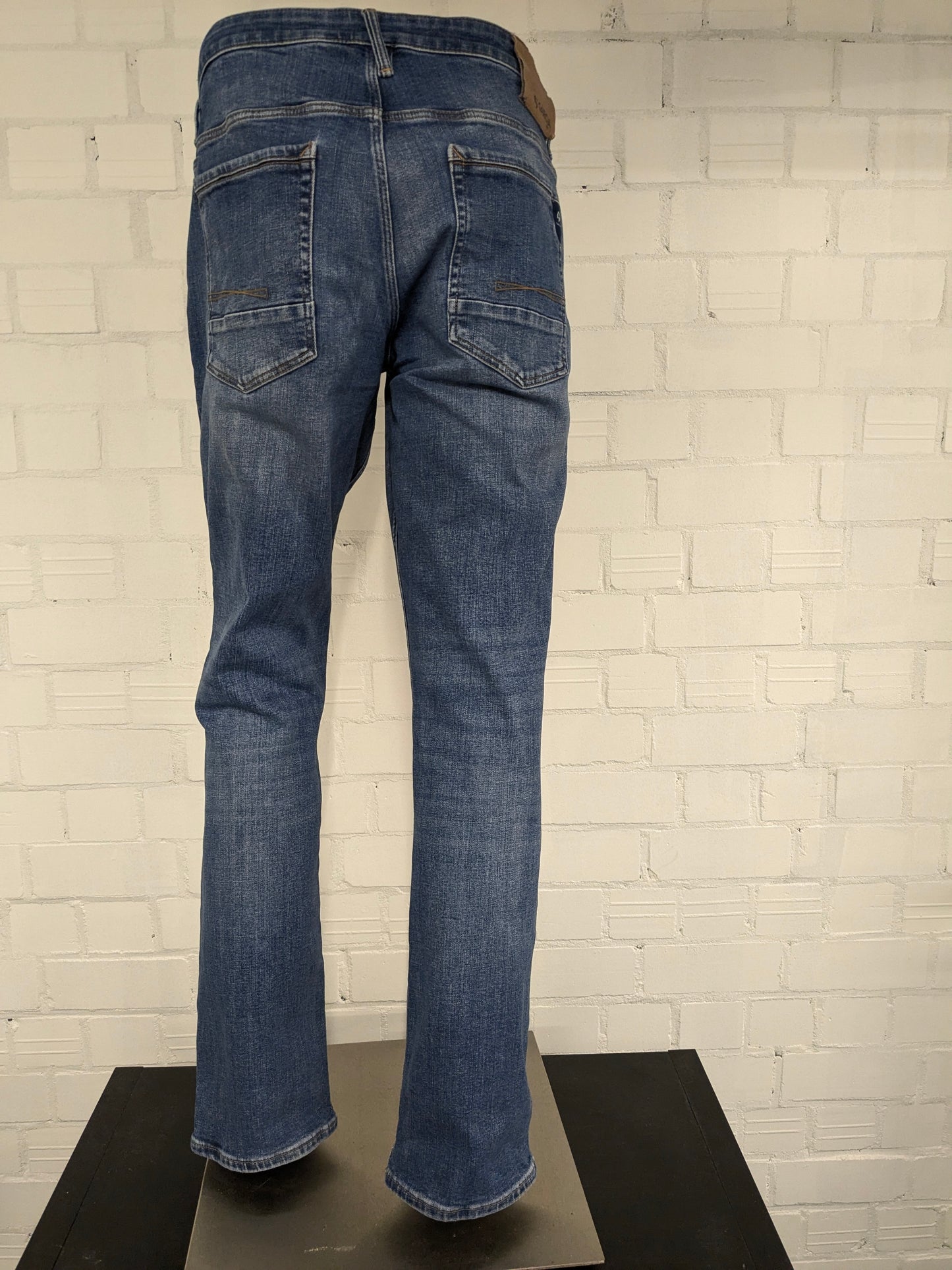 Garcia-Jeans. Blau gefärbt. Größe B38 - L34. strecken.