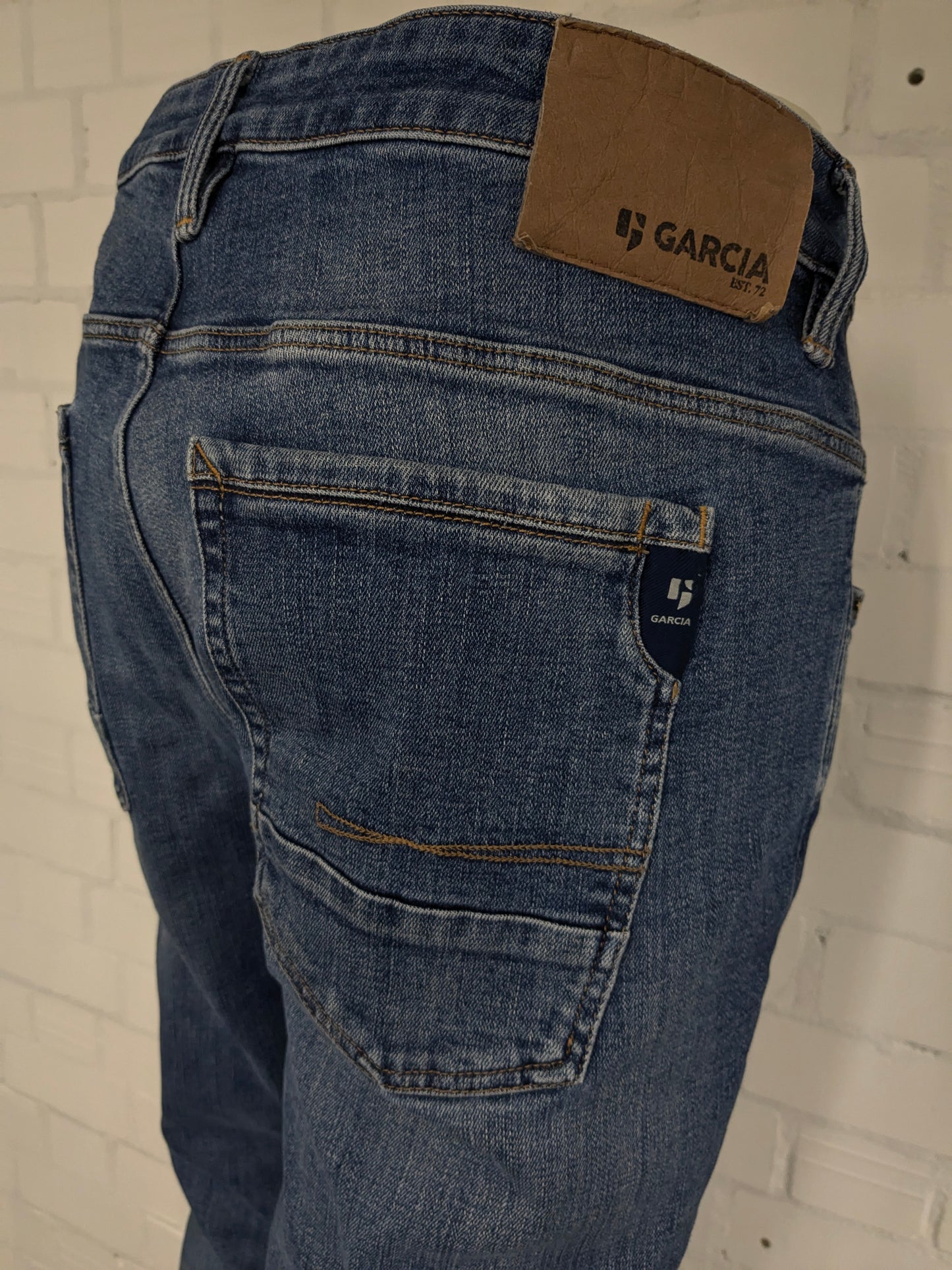 Garcia-Jeans. Blau gefärbt. Größe B38 - L34. strecken.