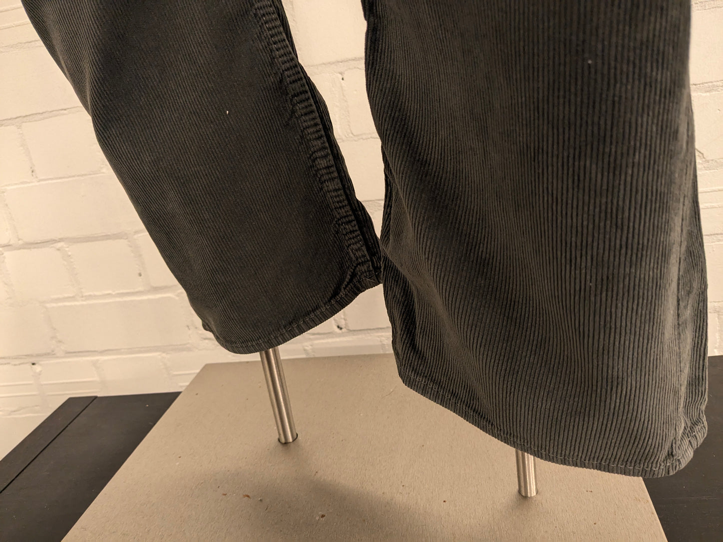 American Eagle ribbed trousers. Colored gray. Size W33 - L32. Type Original straight.