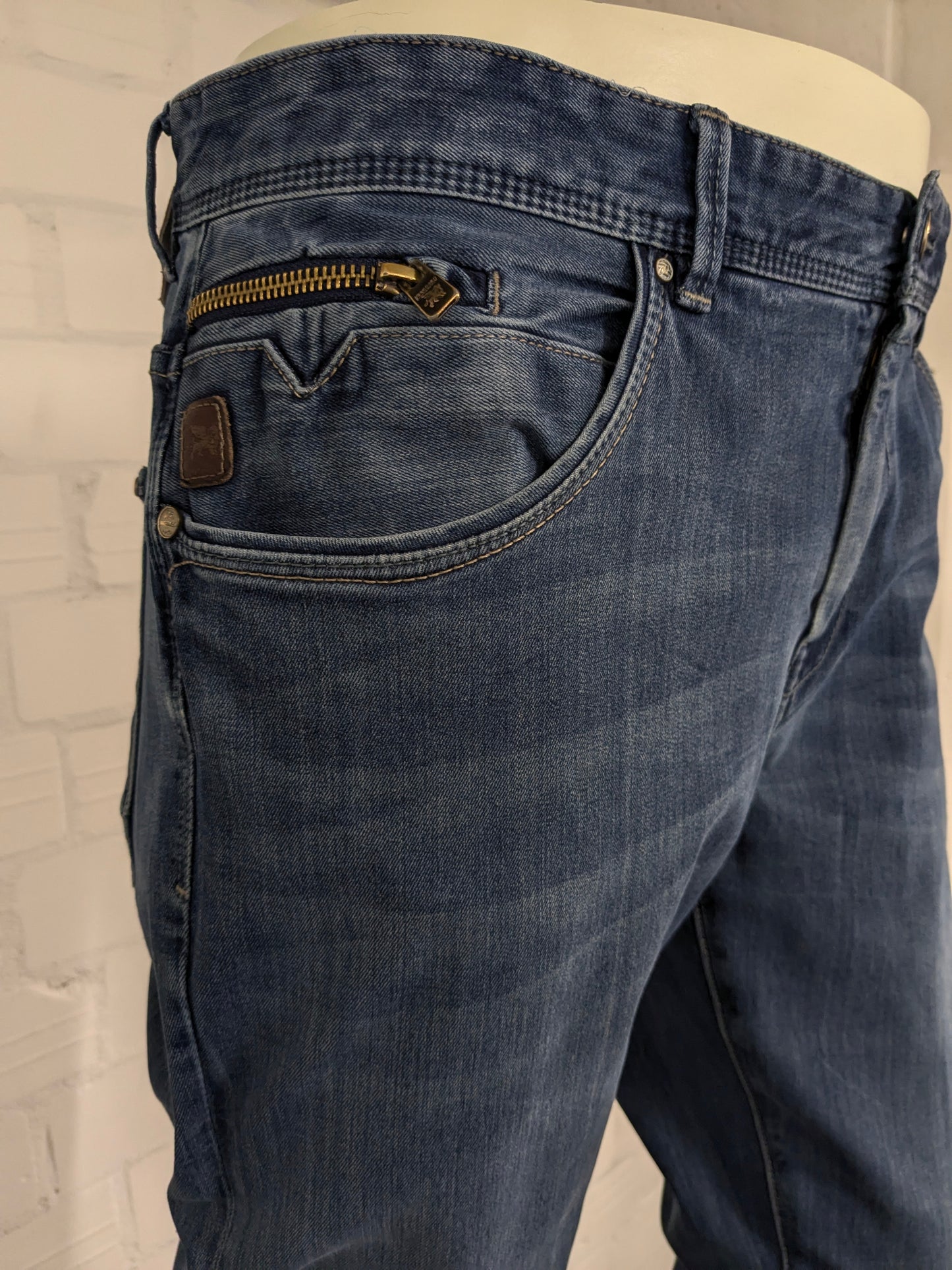 Vanguard jeans. Blauw gekleurd. Maat W36 - L36.