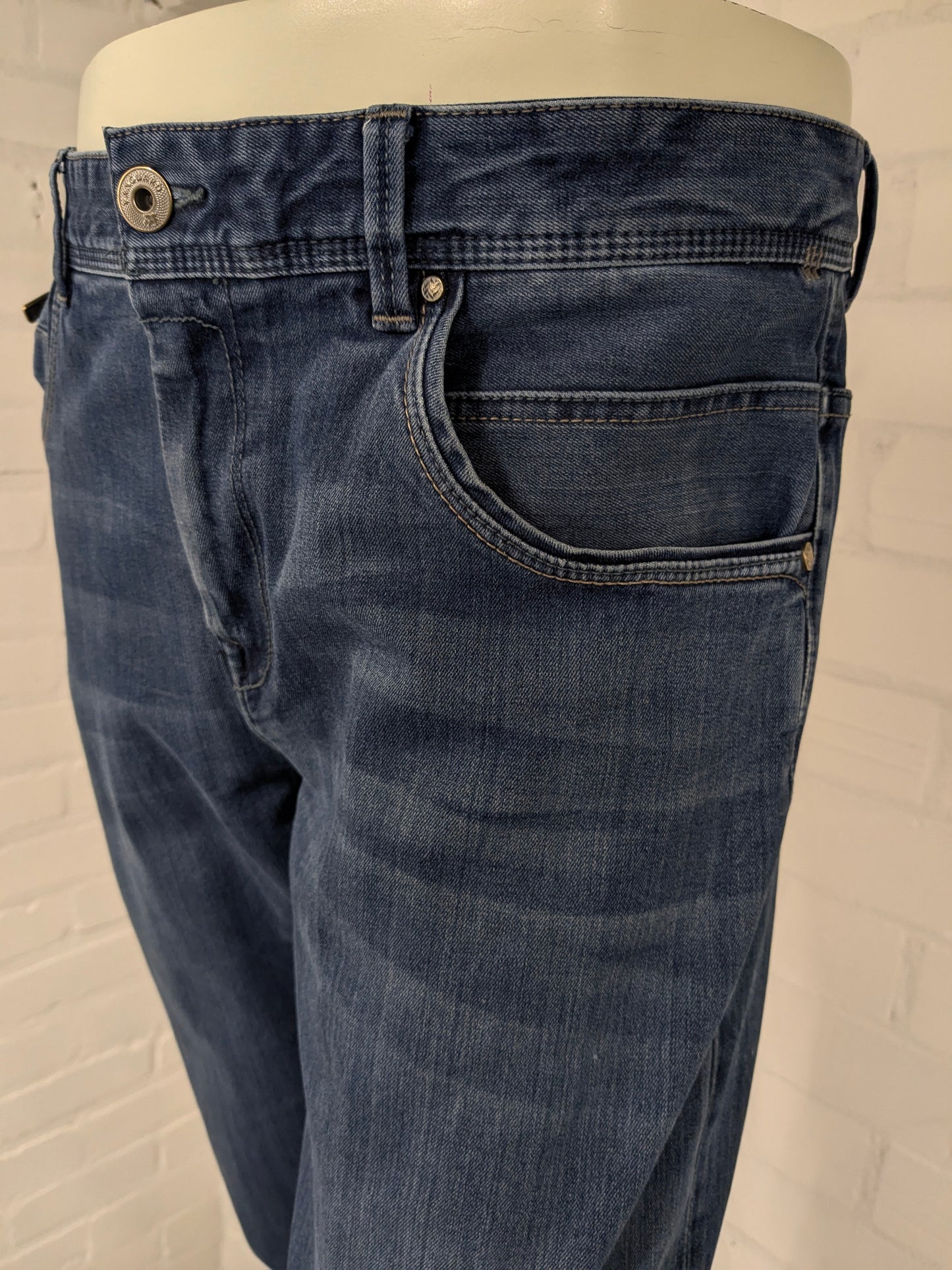 Vanguard jeans. Blauw gekleurd. Maat W36 - L36.