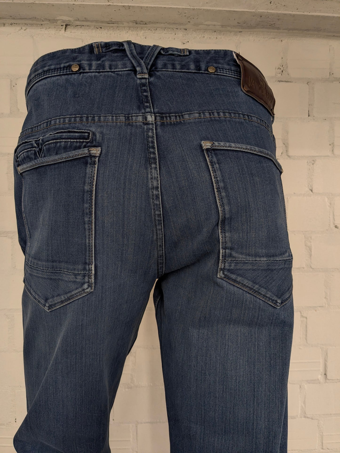 Vanguard jeans. Blauw gekleurd. Maat W36 - L36.