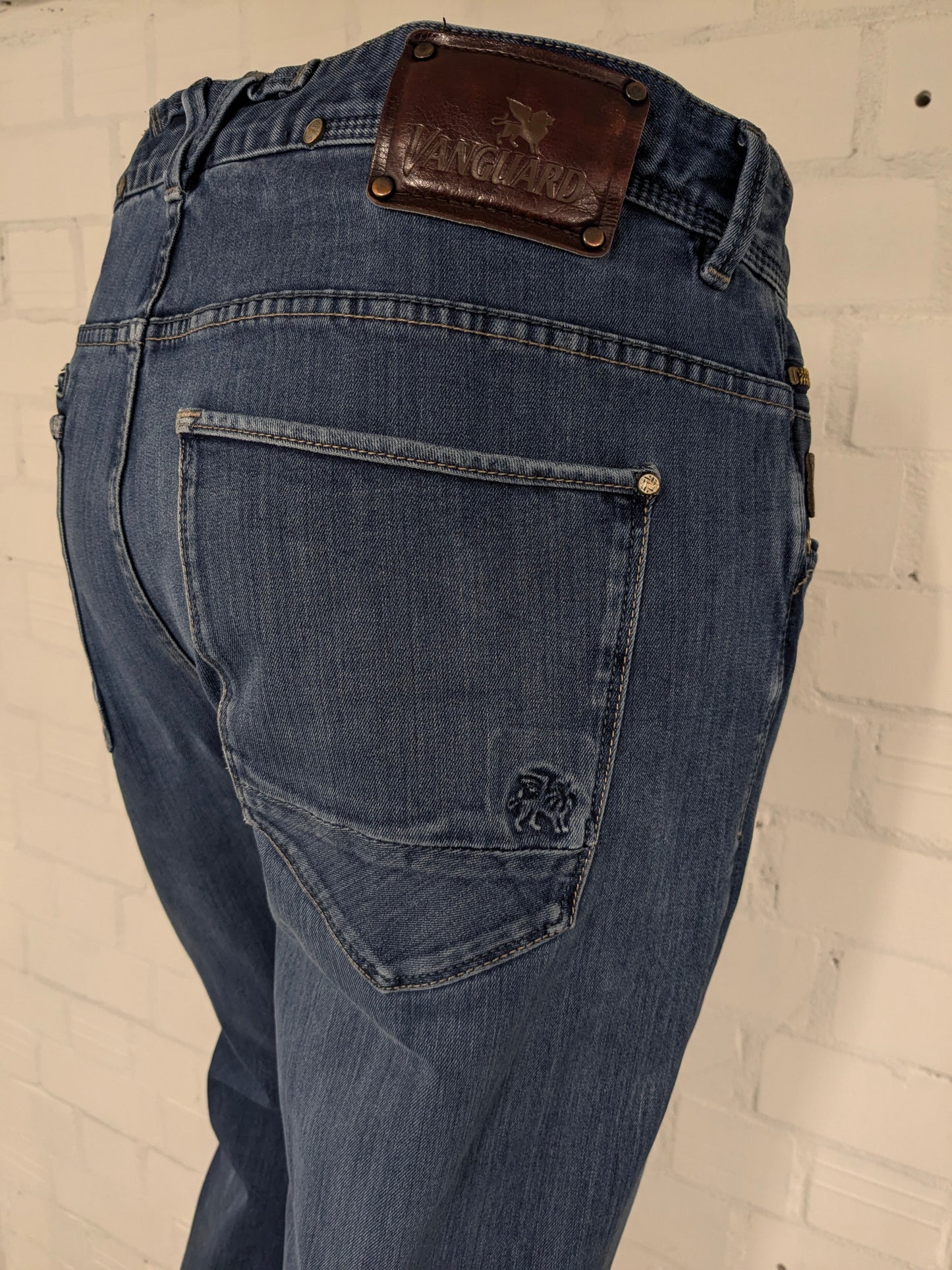 Vanguard jeans. Blauw gekleurd. Maat W36 - L36.