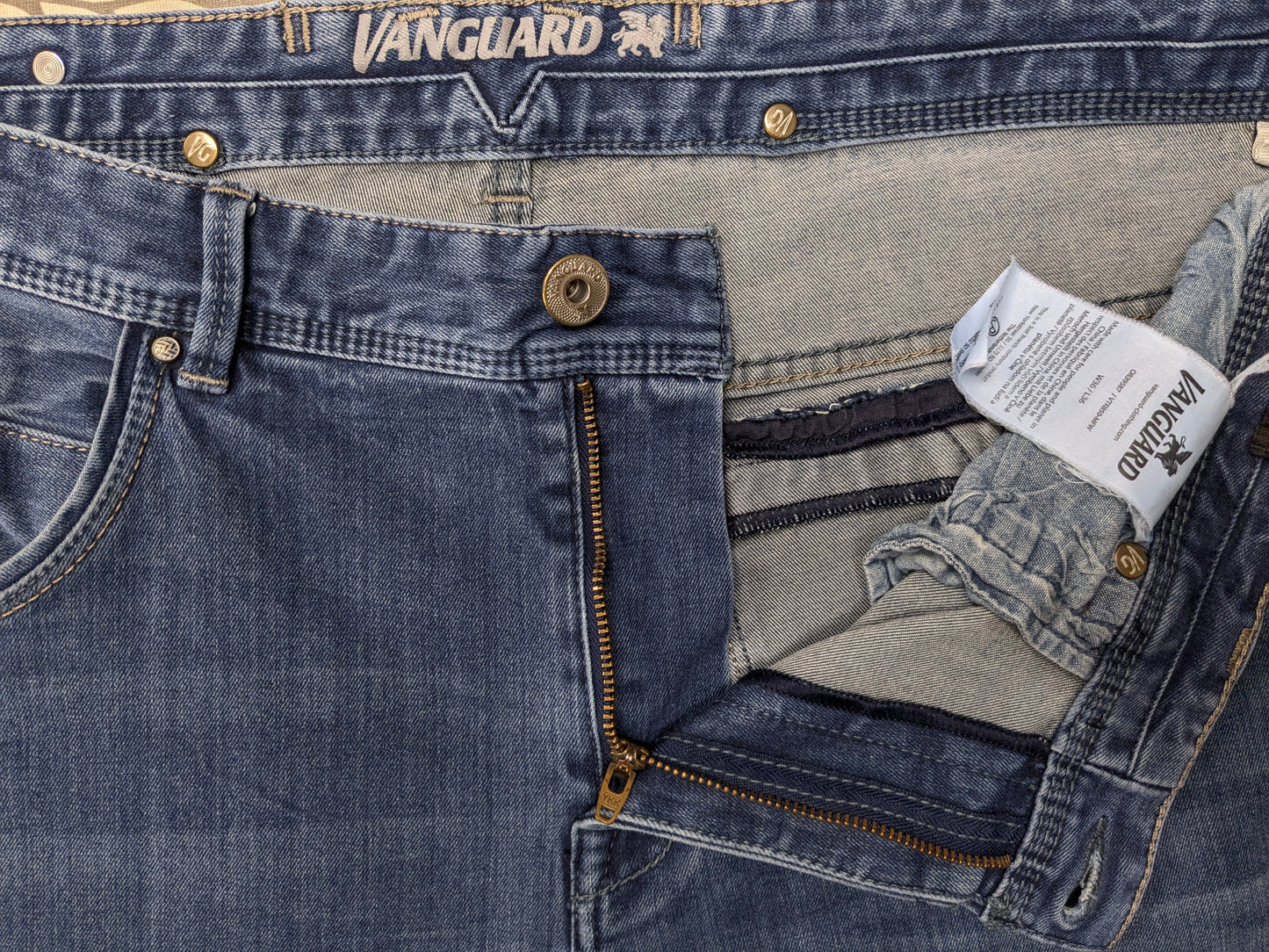 Vanguard jeans. Blauw gekleurd. Maat W36 - L36.