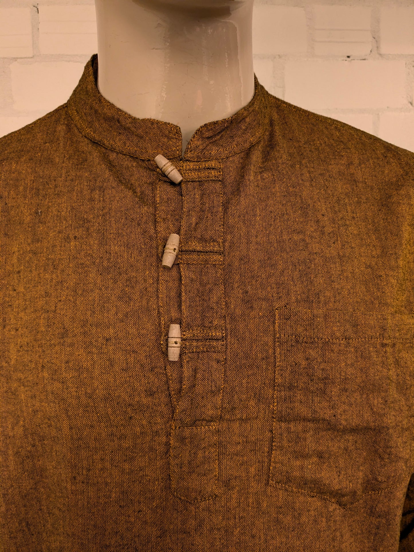 Camicia vintage abbottonata di Laxman. Contadino - Contadini - colletto corto. Ocra Giallo Nero misto. Taglia L.