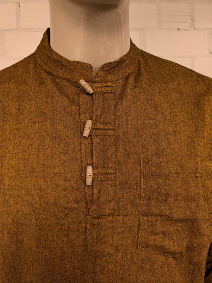 Camicia vintage abbottonata di Laxman. Contadino - Contadini - colletto corto. Ocra Giallo Nero misto. Taglia L.