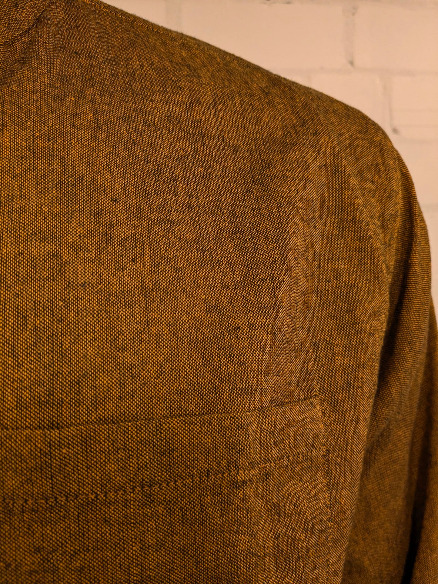 Camicia vintage abbottonata di Laxman. Contadino - Contadini - colletto corto. Ocra Giallo Nero misto. Taglia L.