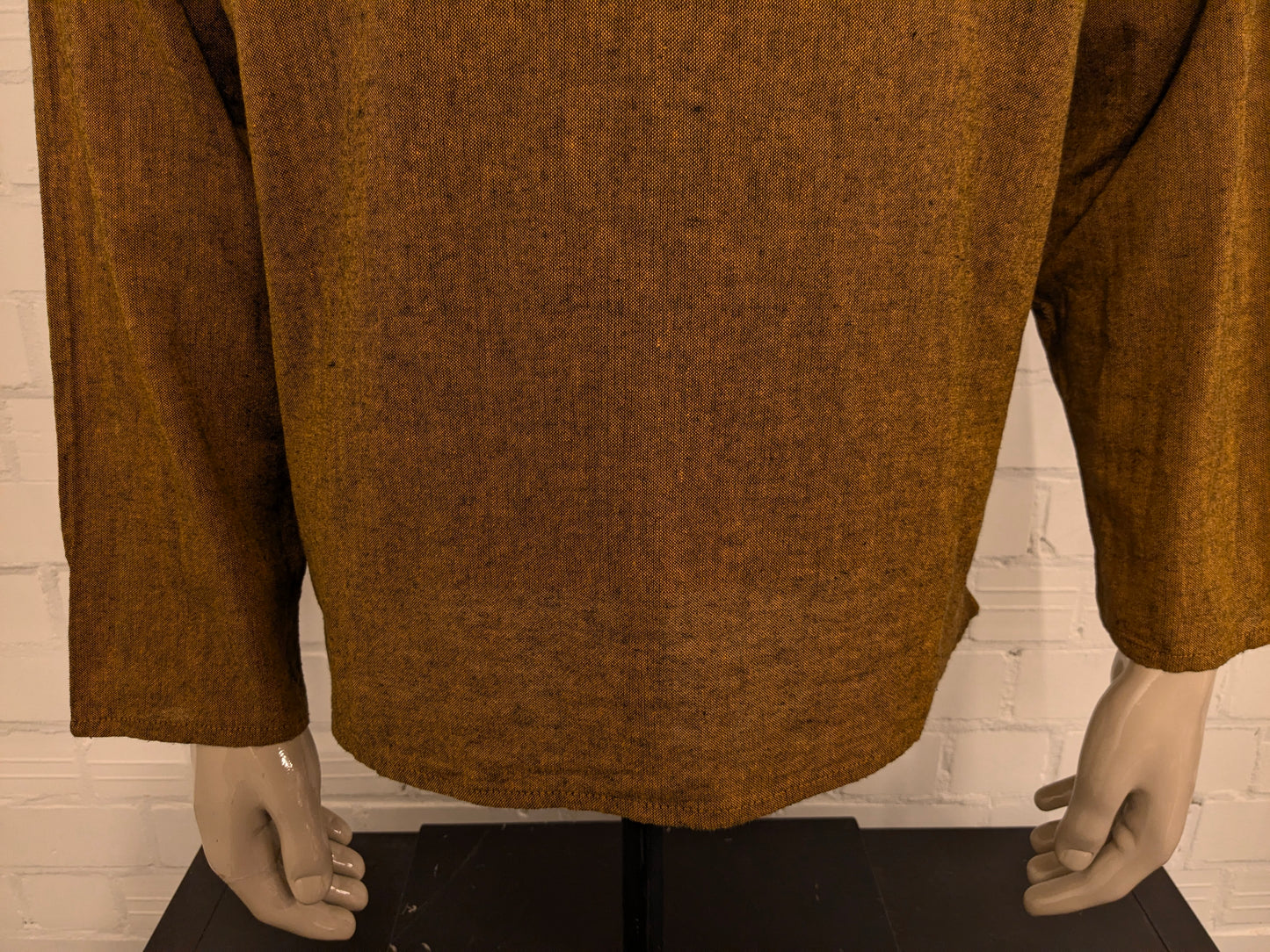 Camicia vintage abbottonata di Laxman. Contadino - Contadini - colletto corto. Ocra Giallo Nero misto. Taglia L.