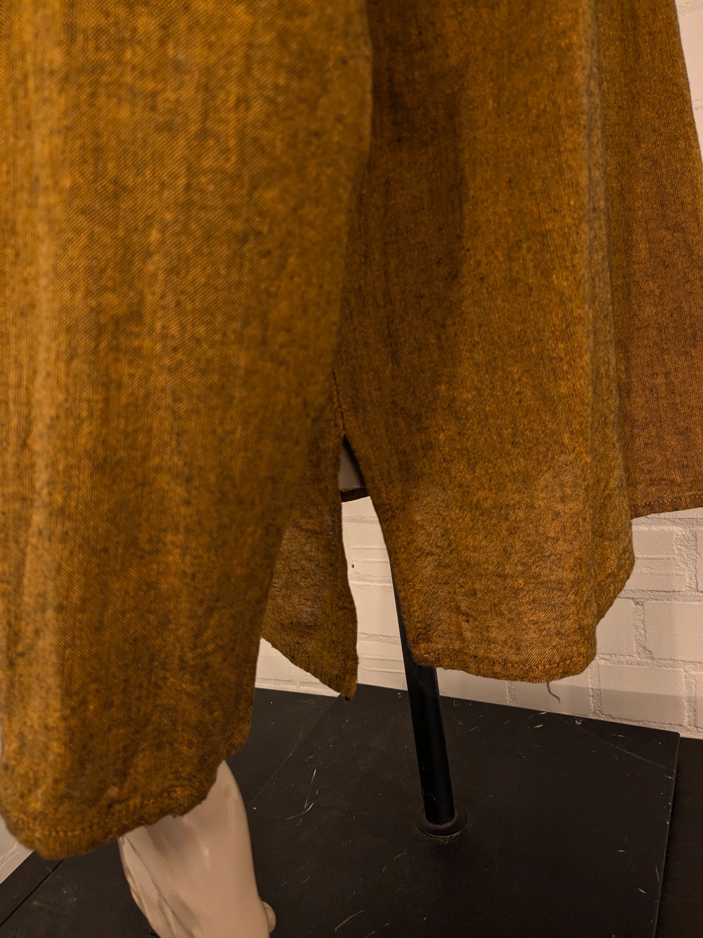 Camicia vintage abbottonata di Laxman. Contadino - Contadini - colletto corto. Ocra Giallo Nero misto. Taglia L.