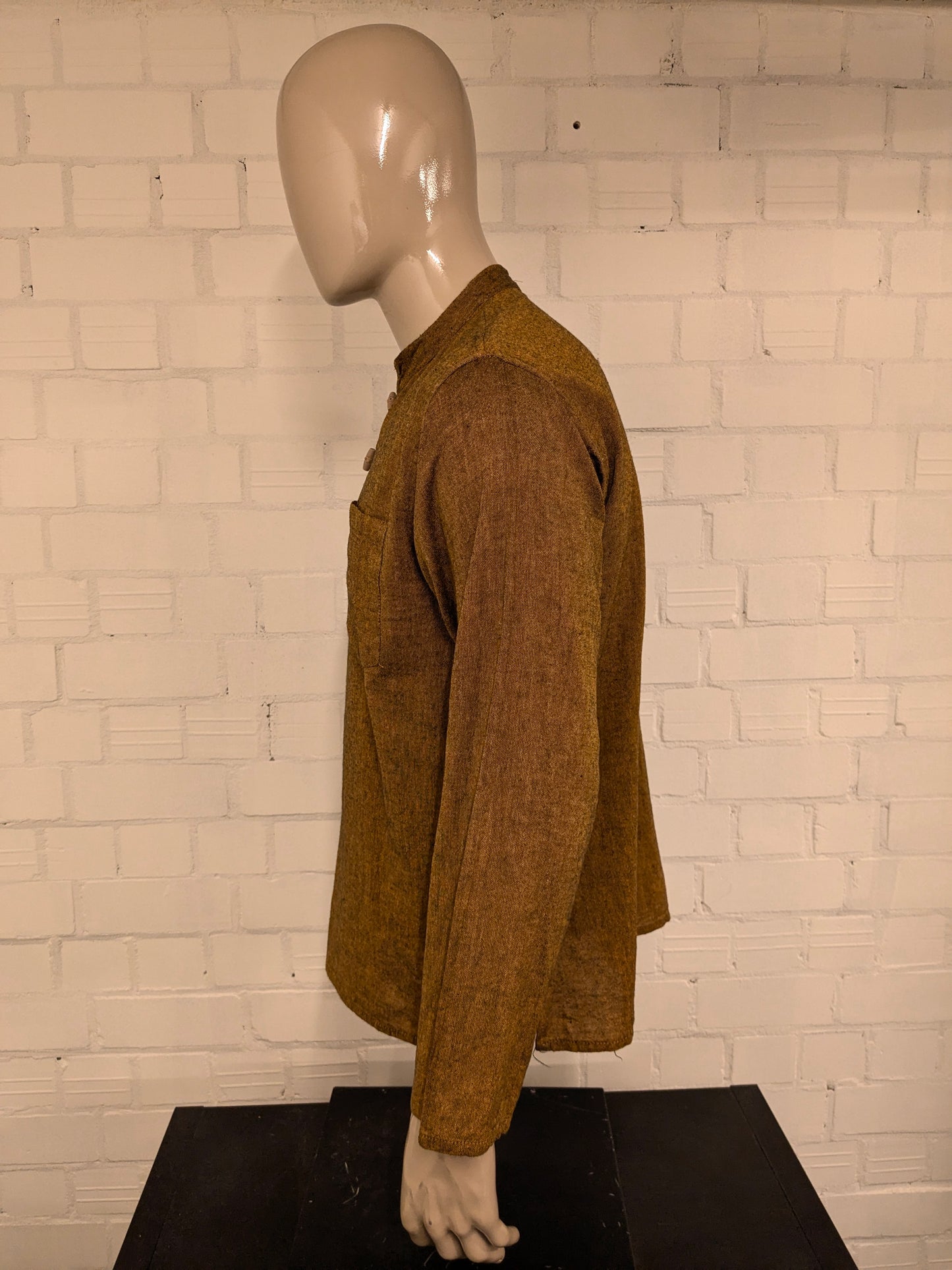 Camicia vintage abbottonata di Laxman. Contadino - Contadini - colletto corto. Ocra Giallo Nero misto. Taglia L.