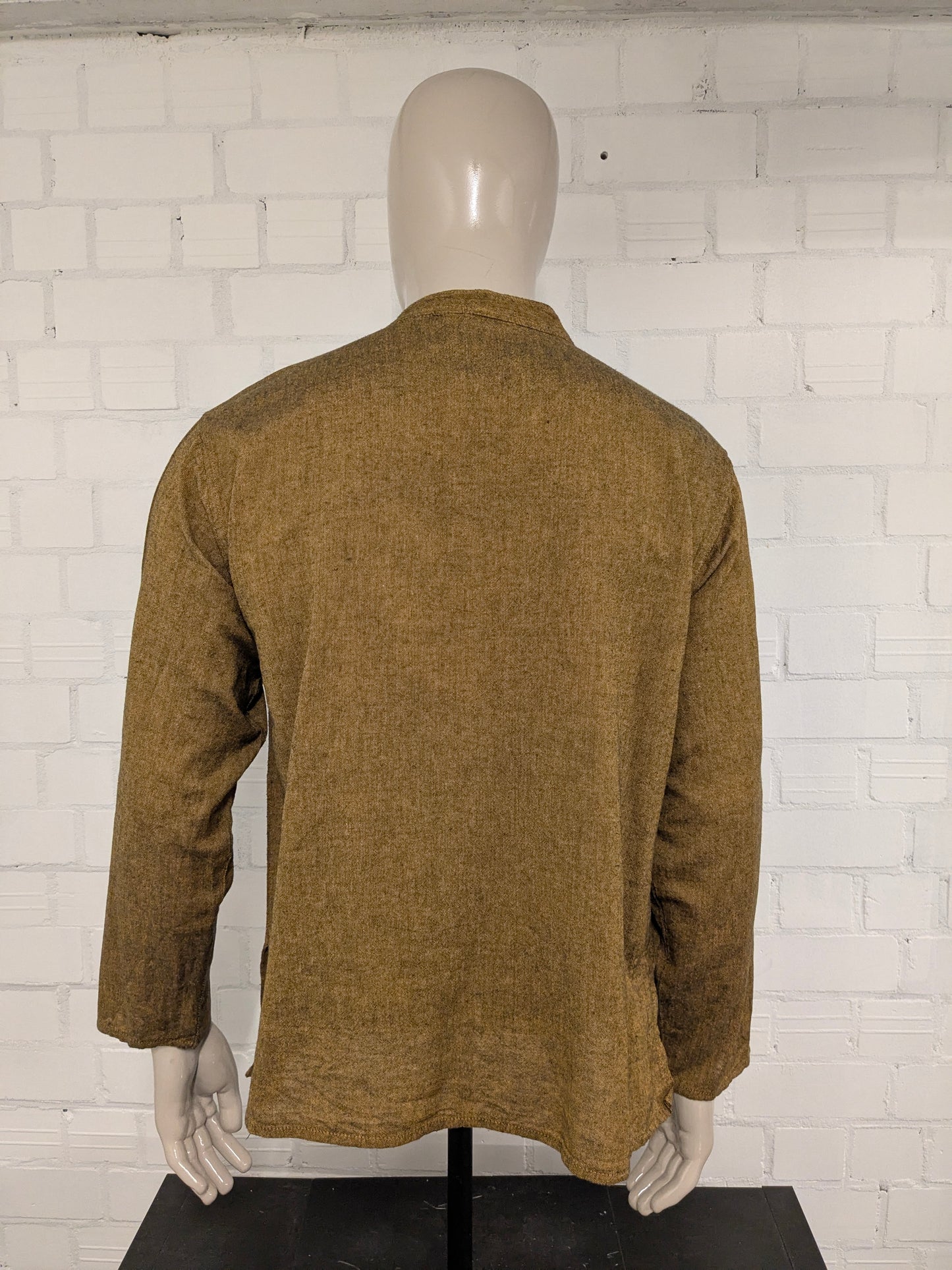 Camicia vintage abbottonata di Laxman. Contadino - Contadini - colletto corto. Ocra Giallo Nero misto. Taglia L.