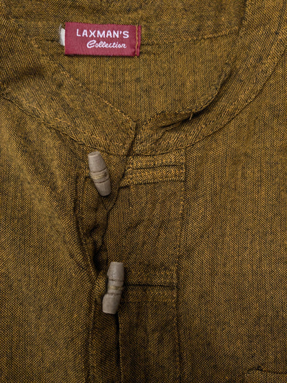 Camicia vintage abbottonata di Laxman. Contadino - Contadini - colletto corto. Ocra Giallo Nero misto. Taglia L.