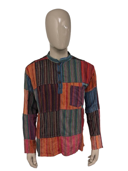 Camisa gringa vintage con botones. Estampado de rayas de colores. Talla XL.