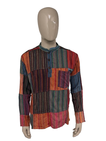 Camisa gringa vintage con botones. Estampado de rayas de colores. Talla XL.