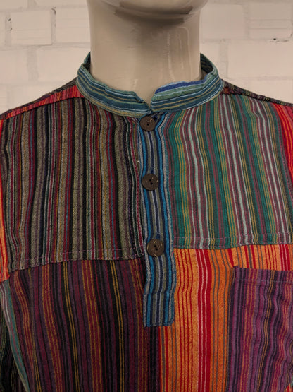 Camisa gringa vintage con botones. Estampado de rayas de colores. Talla XL.