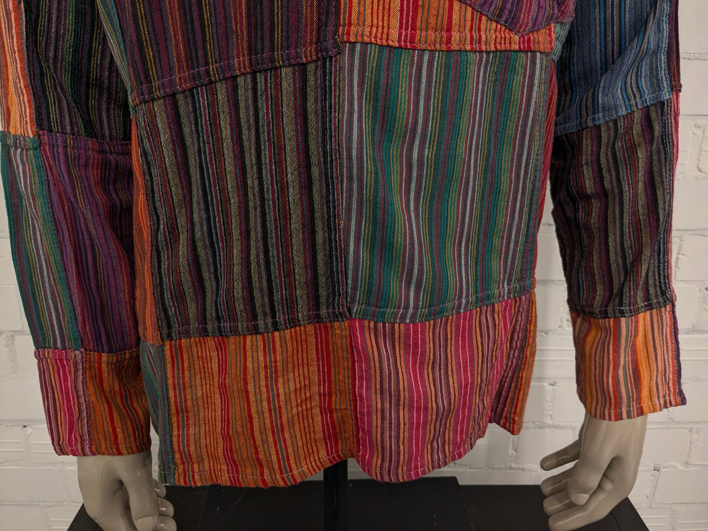 Camisa gringa vintage con botones. Estampado de rayas de colores. Talla XL.