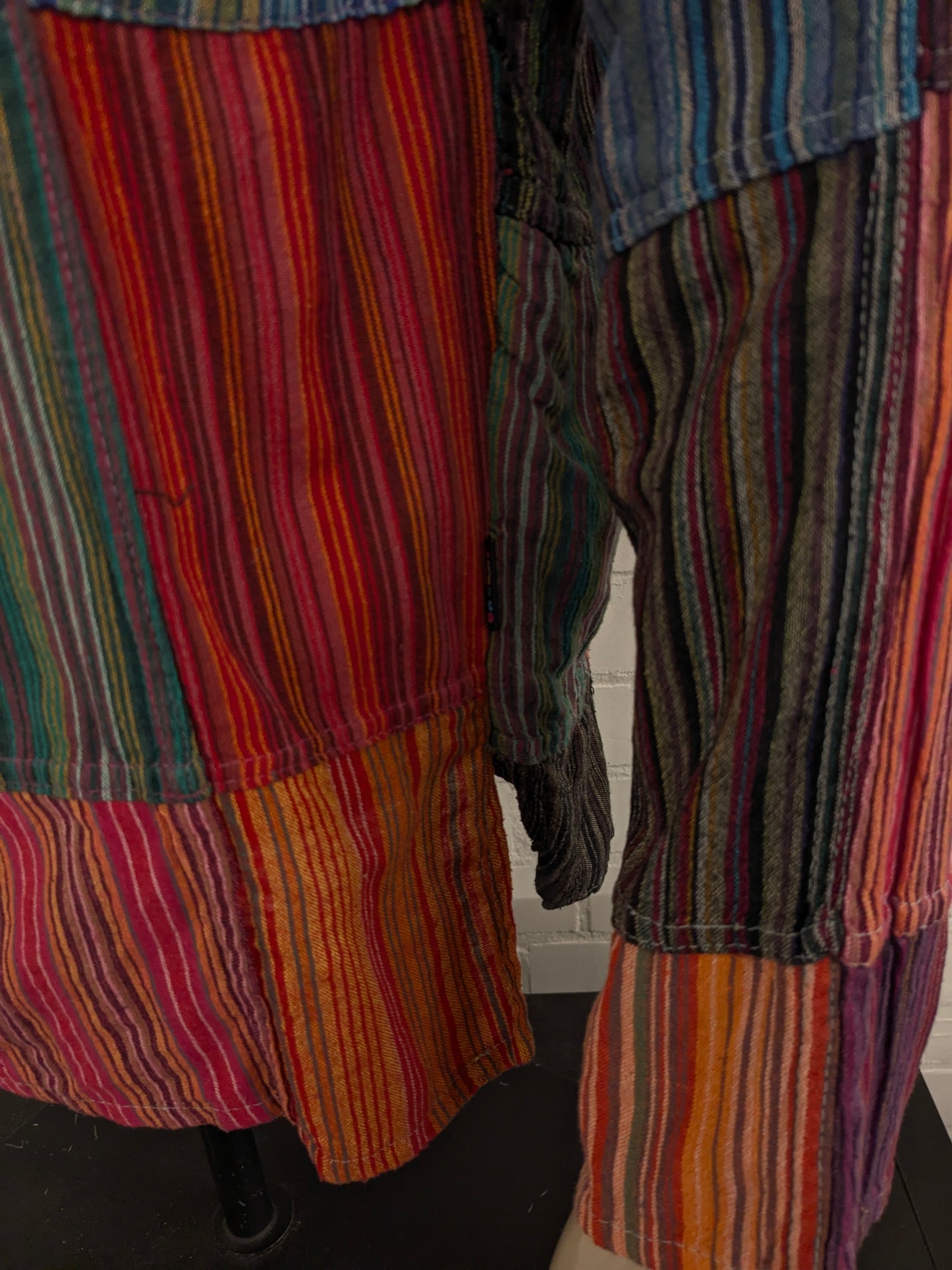 Camisa gringa vintage con botones. Estampado de rayas de colores. Talla XL.