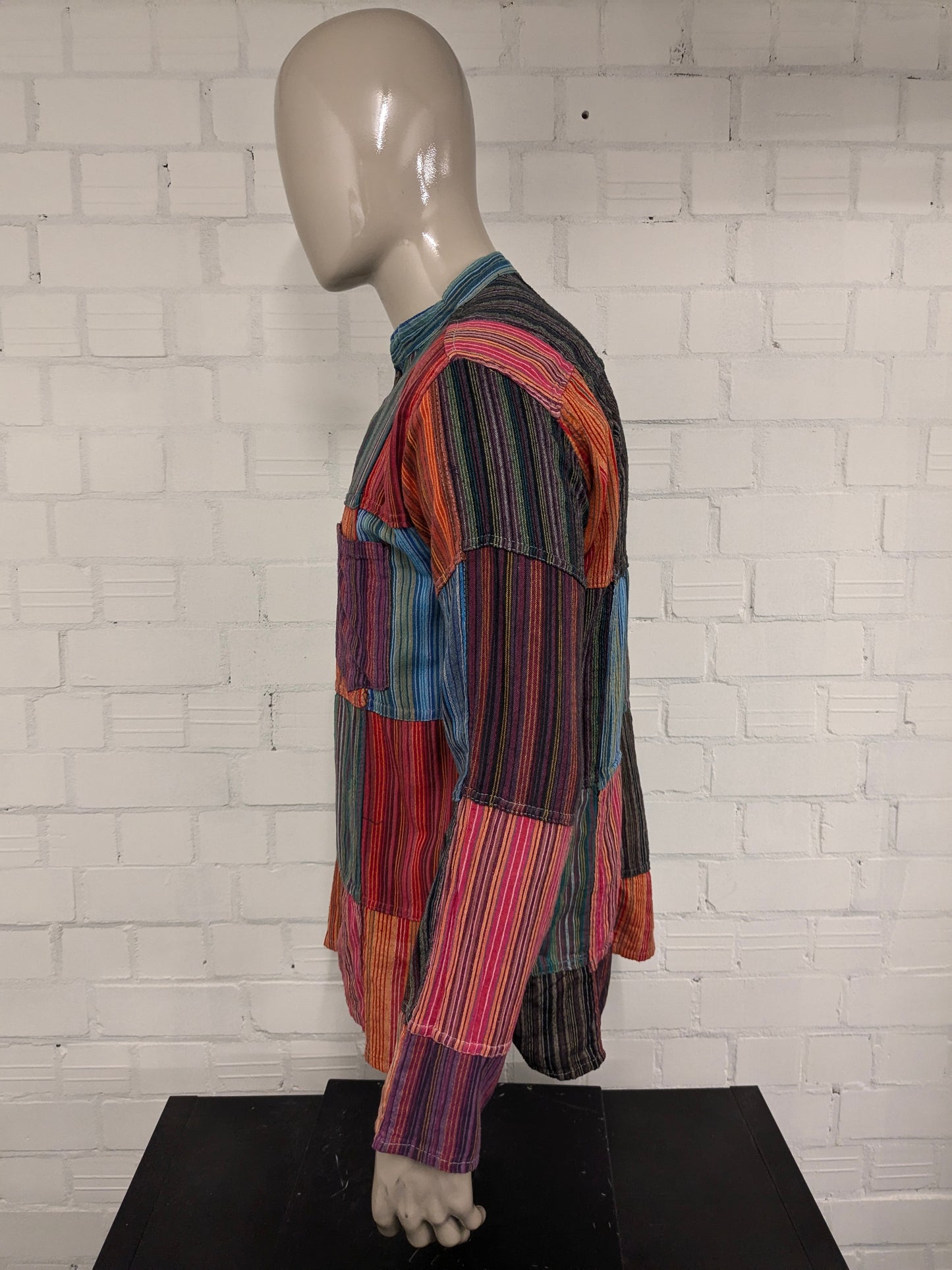 Camisa gringa vintage con botones. Estampado de rayas de colores. Talla XL.