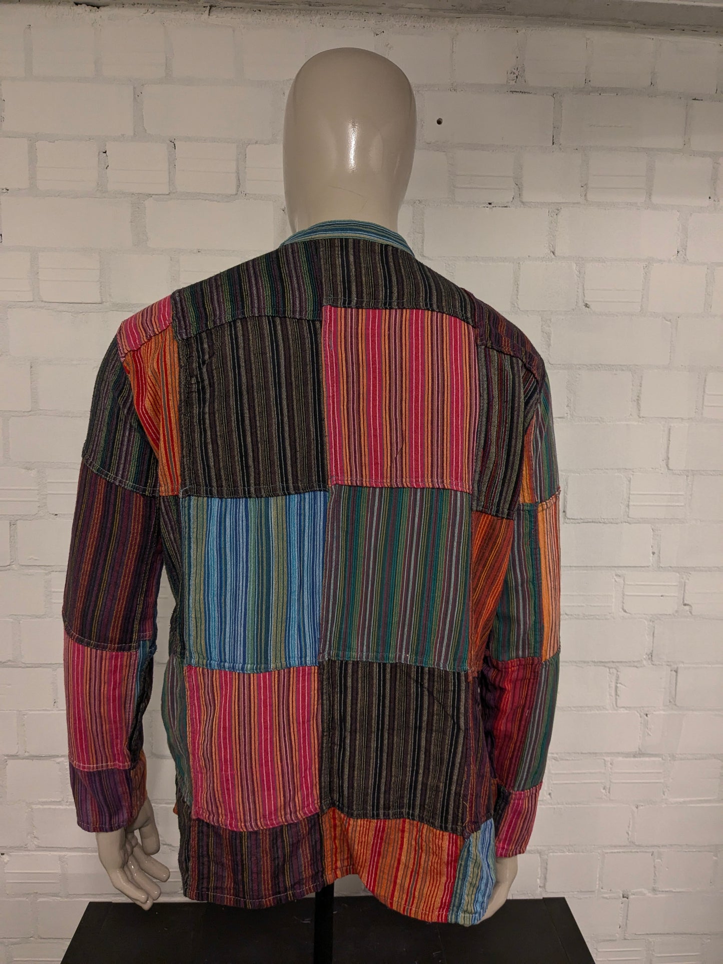 Camisa gringa vintage con botones. Estampado de rayas de colores. Talla XL.