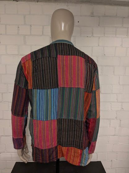 Camisa gringa vintage con botones. Estampado de rayas de colores. Talla XL.