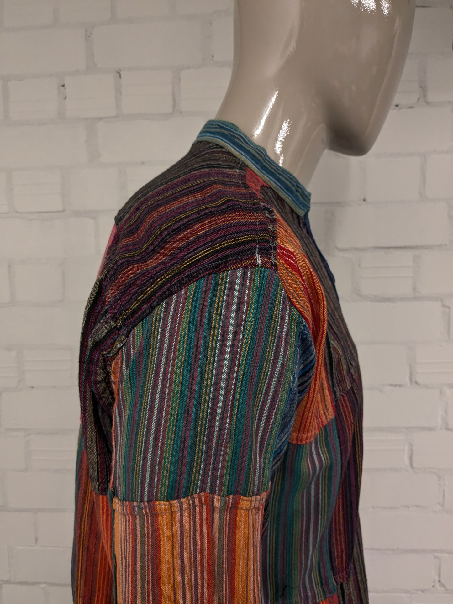 Camisa gringa vintage con botones. Estampado de rayas de colores. Talla XL.