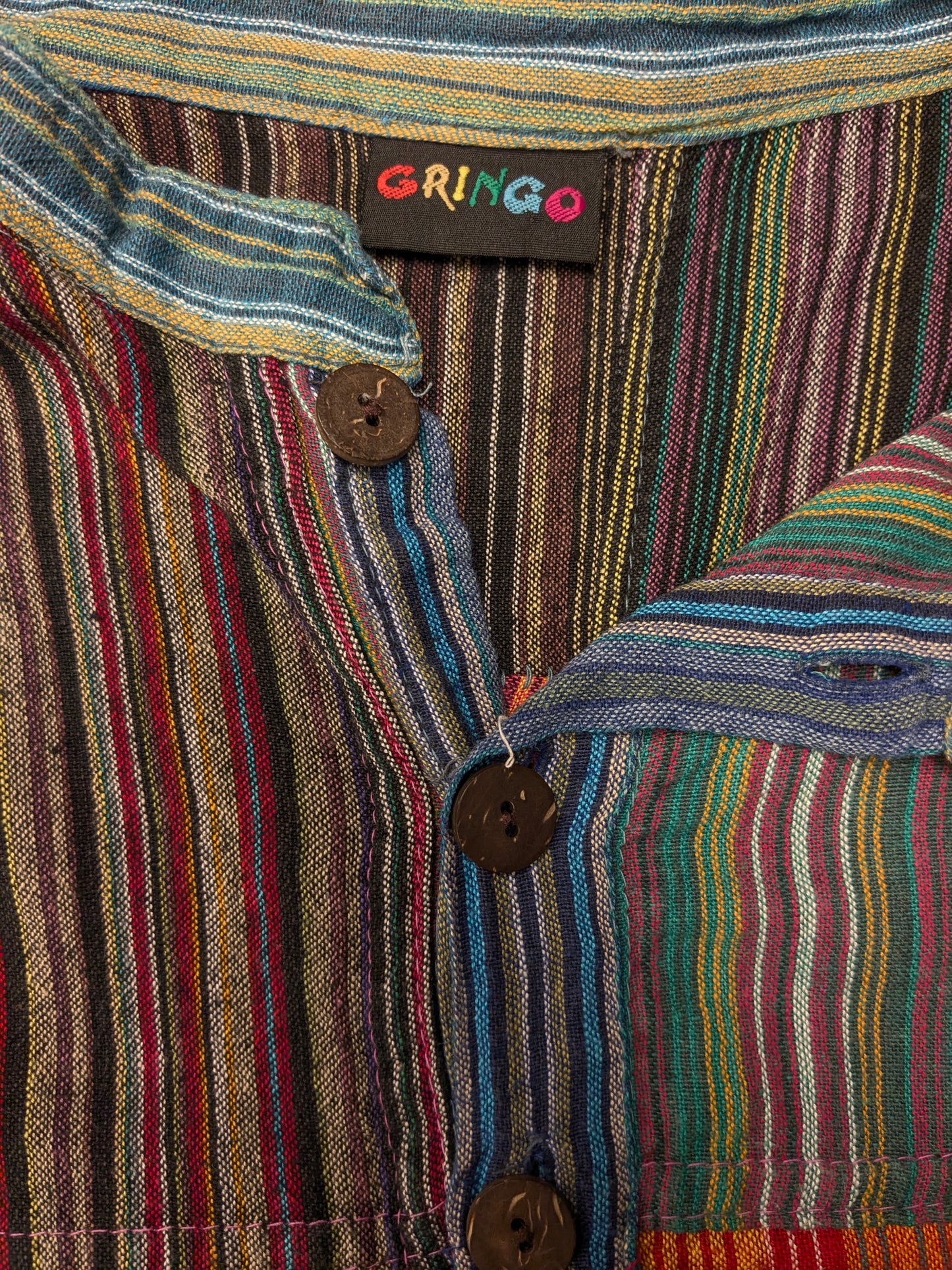 Camisa gringa vintage con botones. Estampado de rayas de colores. Talla XL.